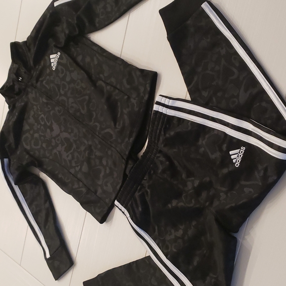 Addidas black set with subtle heart prints sz 5 - Picture 3 of 8